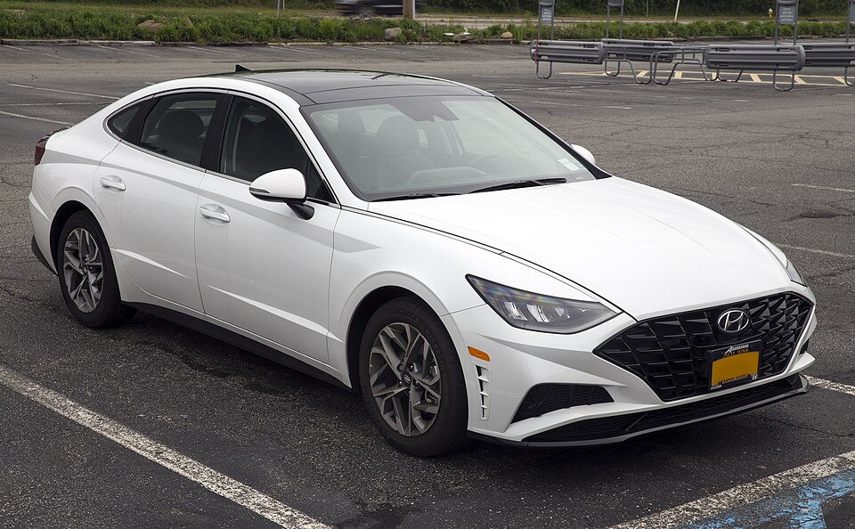 Hyundai Sonata: biznes sinif, sürücü ilə