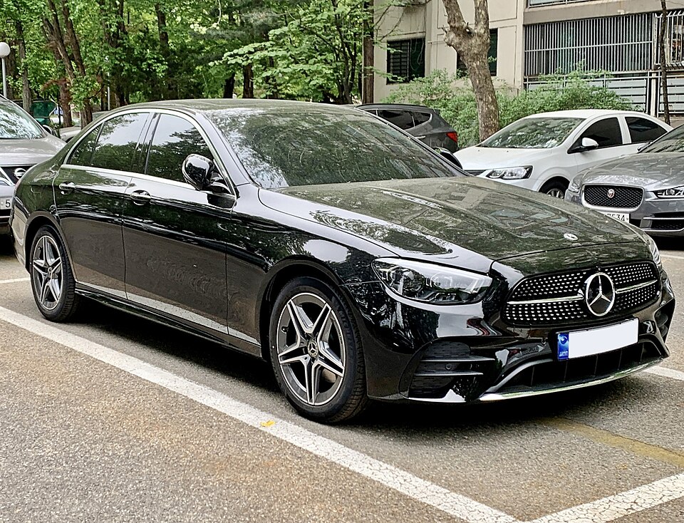 Mercedes-Benz E-Class: biznes sinif, sürücü ilə