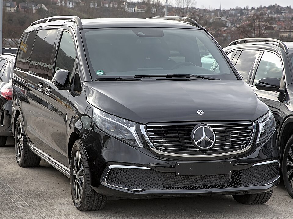 Mercedes-Benz V-Class: minivan sinif, sürücü ilə